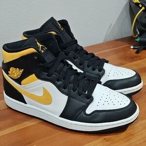 Jordan 1 Mid 'White Pollen Black'